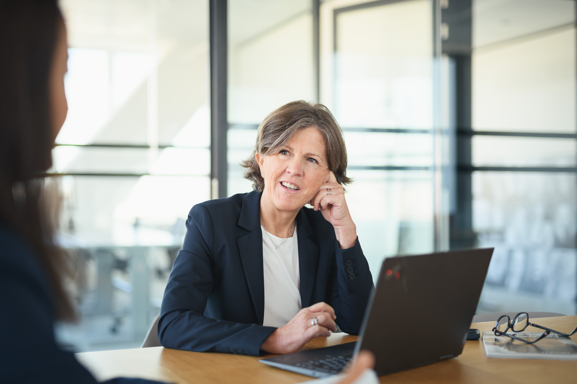 portrait dirigeante en réunion ceo